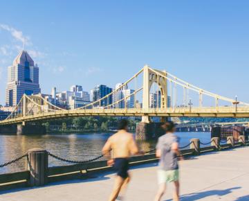 people running downtown pittsburgh