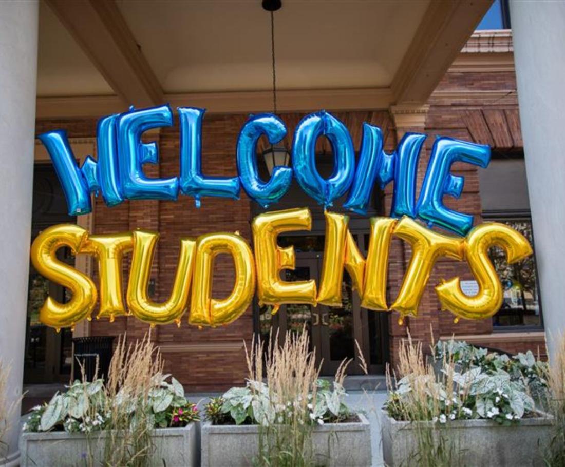 'welcome students' written in balloons